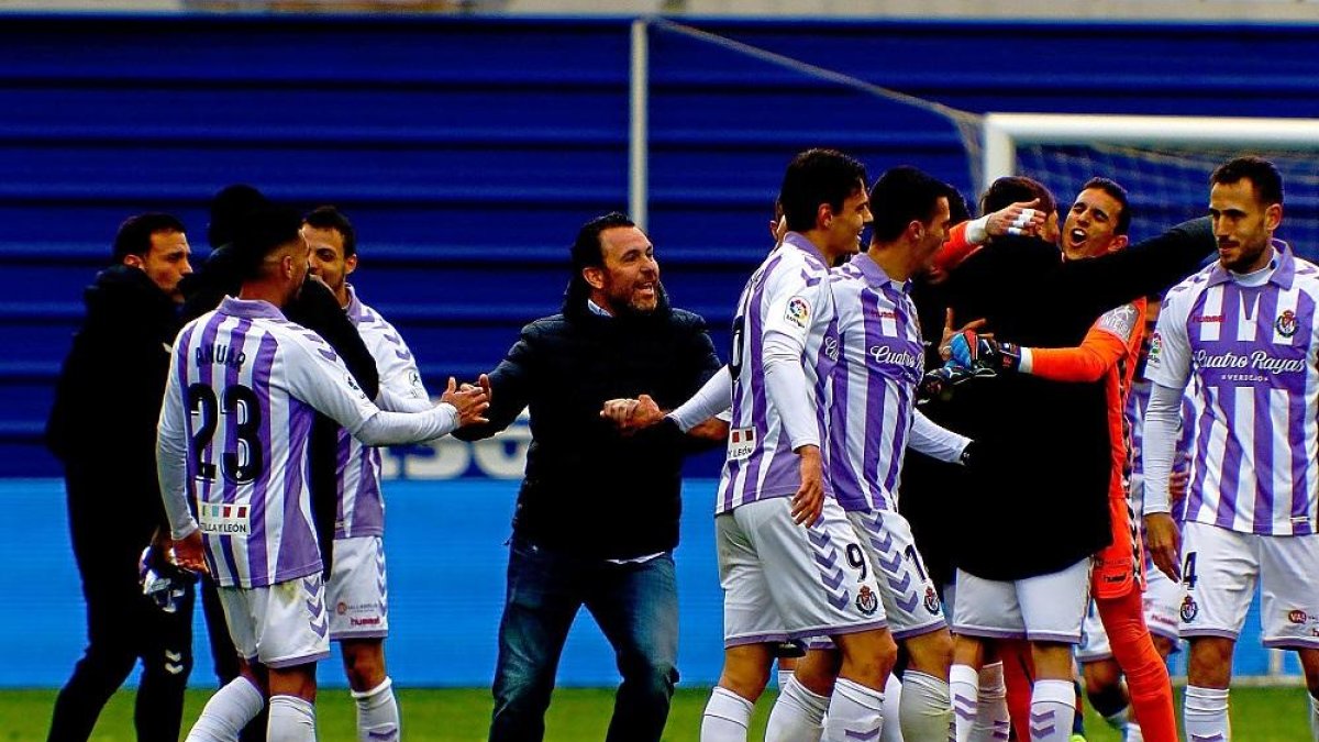El entrenador del Valladolid entró en el campo tras el encuentro para felicitar a sus jugadores.-PHOTO-DEPORTE