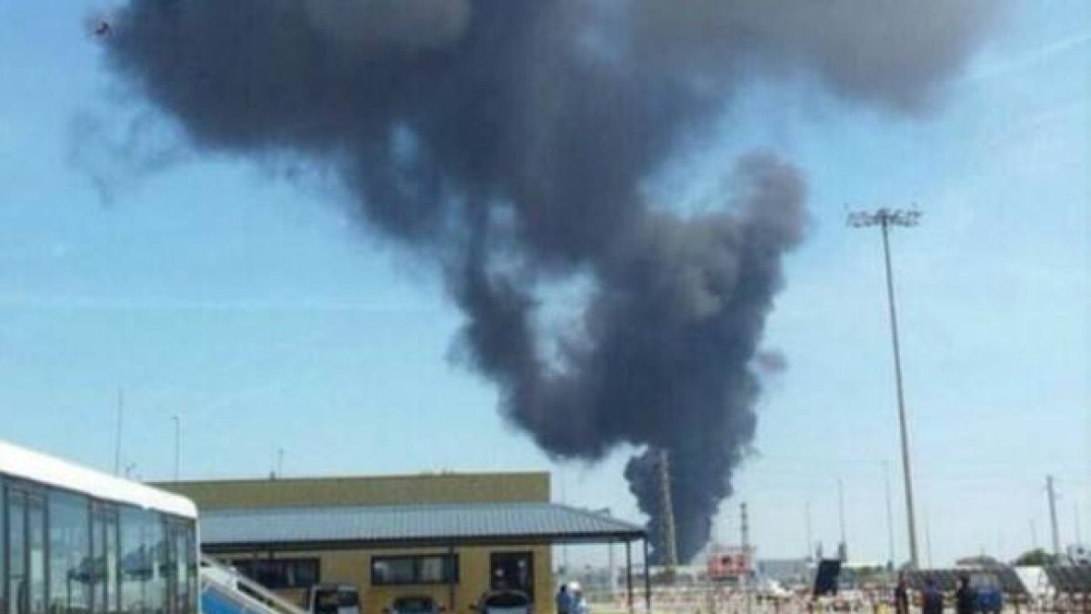 Un avión no comercial sufre una caída en el aeropuerto de Sevilla.-Foto: @laSER