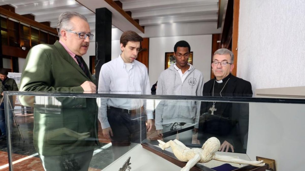 El obispo auxiliar de Valladolid, Luis Argüello (D), y el comisario de la muestra, Alejandro Rebollo (I), junto a dos seminaristas, presentan la exposición 'Tesoros del Seminario' e inauguran la semana del Seminario de Valladolid-ICAL