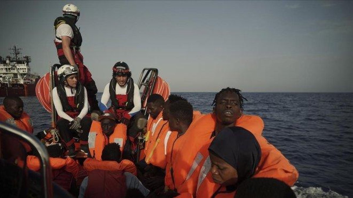 Un grupo de migrantes rescatados en el Mediterráneo son llevados al ’Ocean Viking’, este miércoles.-RENATA BRITO (AP)
