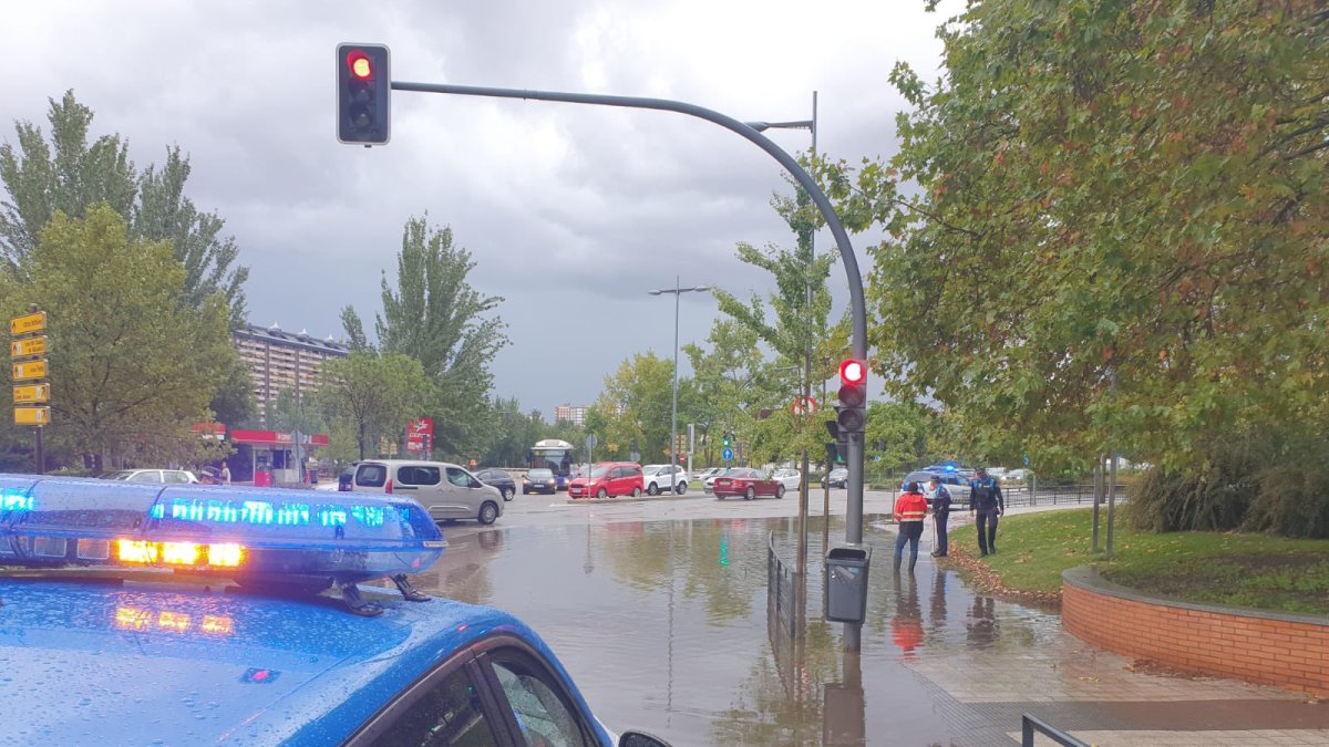 Imagen de la Avenida Burgos durante la tromba de agua. Twitter: Policía Valladolid