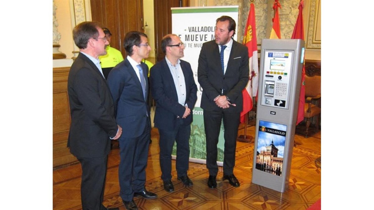 Roberto Riol, Manuel Barrios, director de zona de Dornier, Luis Vélez y Puente presentan las novedades de la ORA.-EUROPA PRESS