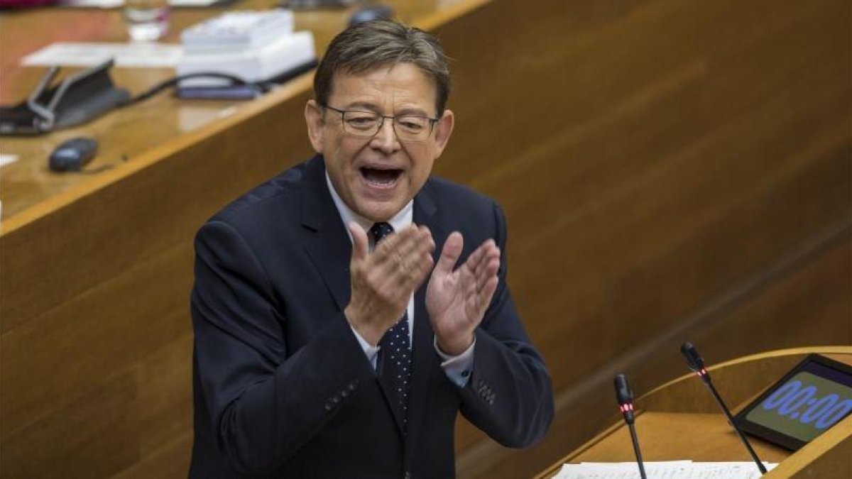 Puig se dirige a la popular Isabel Bonig en el Debate de Politica General de este martes.-MIGUEL LORENZO