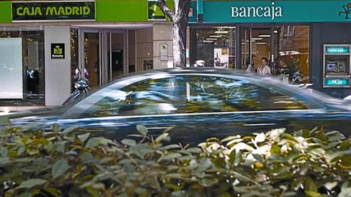 Sucursales de Caja Madrid y de Bancaja antes de fusionarse en Bankia.-MIGUEL LORENZO