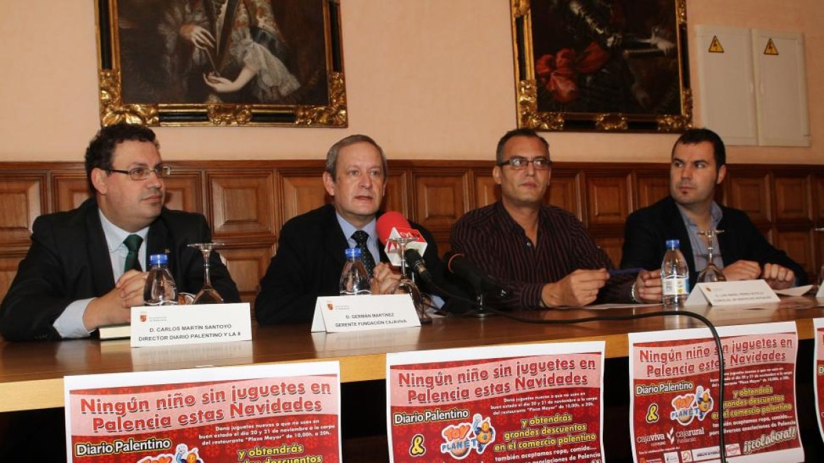 El gerente de la Fundación Caja Rural-Caja Viva, Germán Martínez Arcos, el director del Diario Palentino y La 8 Palencia, Carlos Martín Santoyo, el concejal de Servicios Sociales y Juventud, Luis Ángel Pérez Sotelo, y el gerente de Toy Planet Andérez, Jor-ICAL