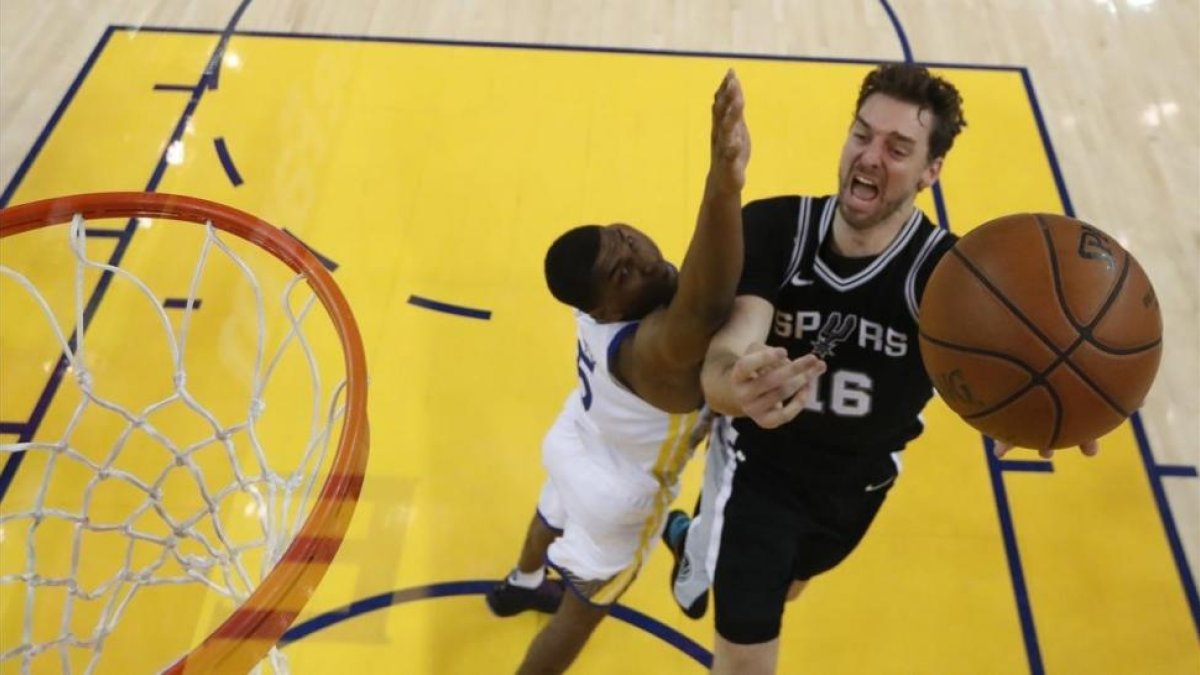 Pau Gasol, en una acción del partido de los Spurs ante los Warriors.-EFE / JOHN G MABANGLO