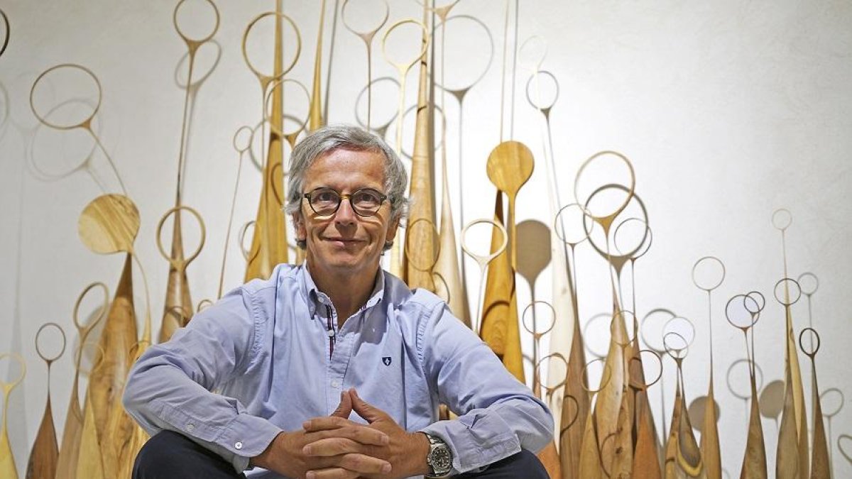 Pablo Redondo frente a una de sus obras en la galería Espacio Primavera 9.-