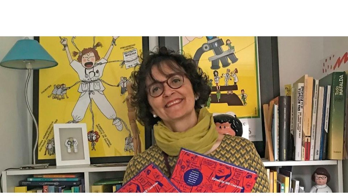La médica e ilustradora vallisoletana Mónica Lalanda, sostiene un ejemplar del libro distinguido por 'The New York Times'. / Imágenes cedidas por Mónica Lalanda.