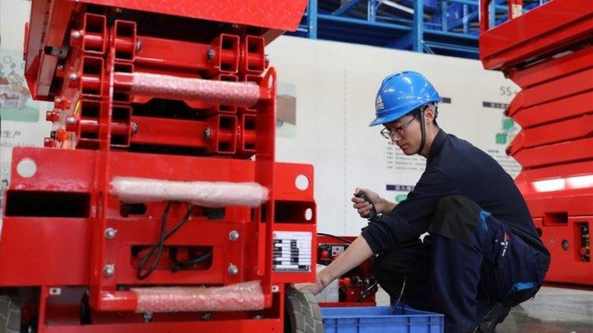 Un trabajador chino en una empresa en Jinan, al este del país.-AFP