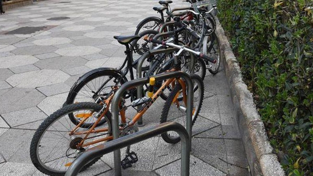 Bicicletas aparcadas en la calle.-EL PERIÓDICO