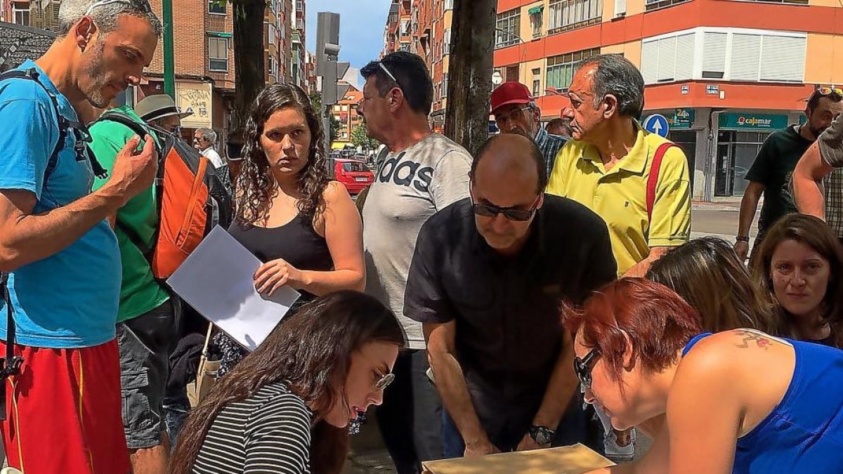 Vecinos y familiares de Rafael López Andrada organizan las rutas para realizar su búsqueda en la tarde de ayer-EL MUNDO