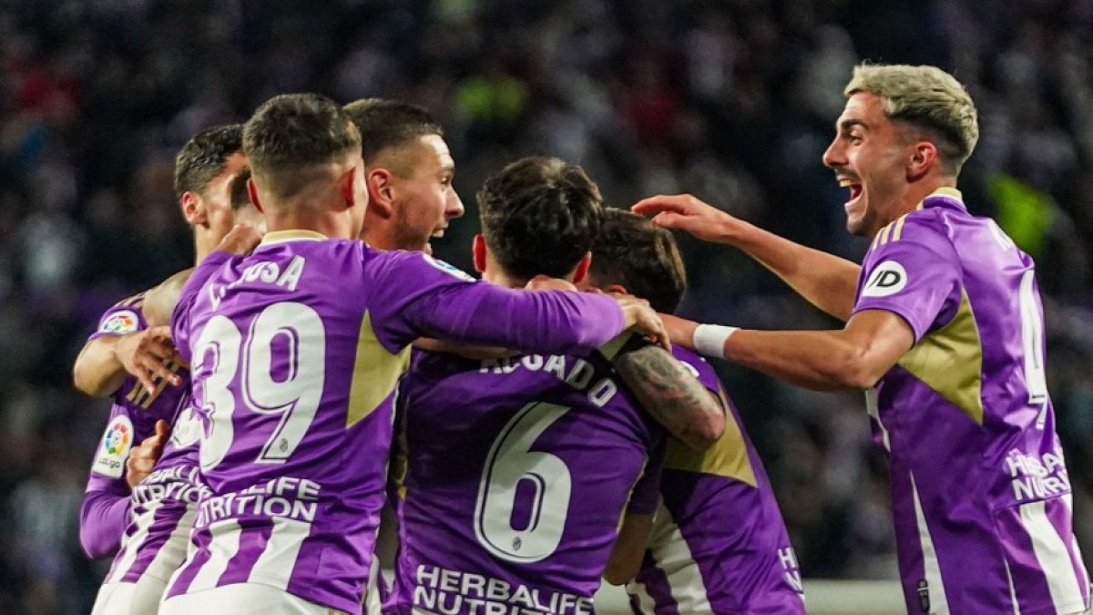 Jugadores del Real Valladolid celebran un gol.