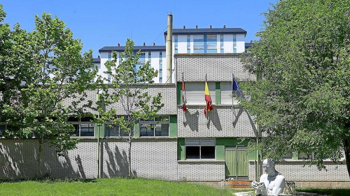 Fachada del colegio Miguel Hernández de Laguna de Duero, uno de los dos en los que se va a intervenir.-J.M. LOSTAU