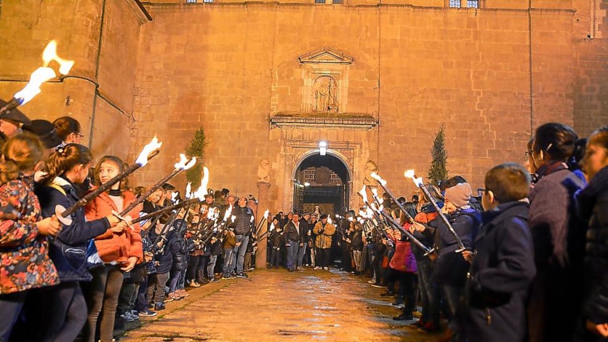 Participantes en la procesión aguardan la salida de la Virgen de la parroquia de los Santos Juanes.-EL MUNDO