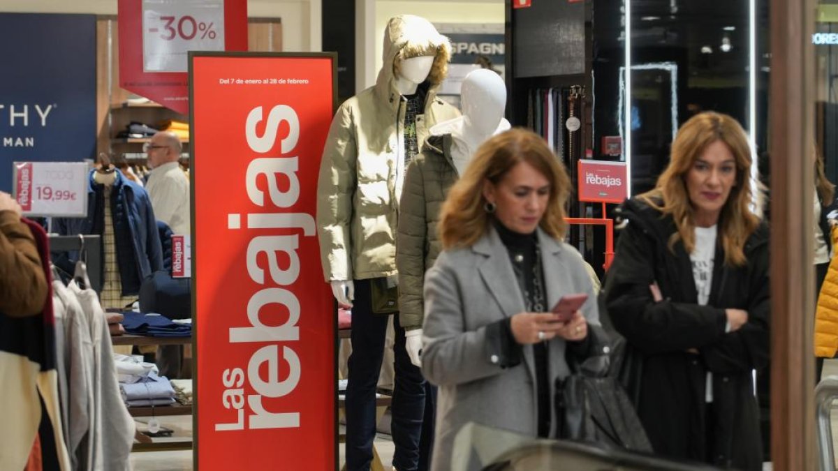 Rebajas en El Corte Inglés de Valladolid. -J.M. LOSTAU