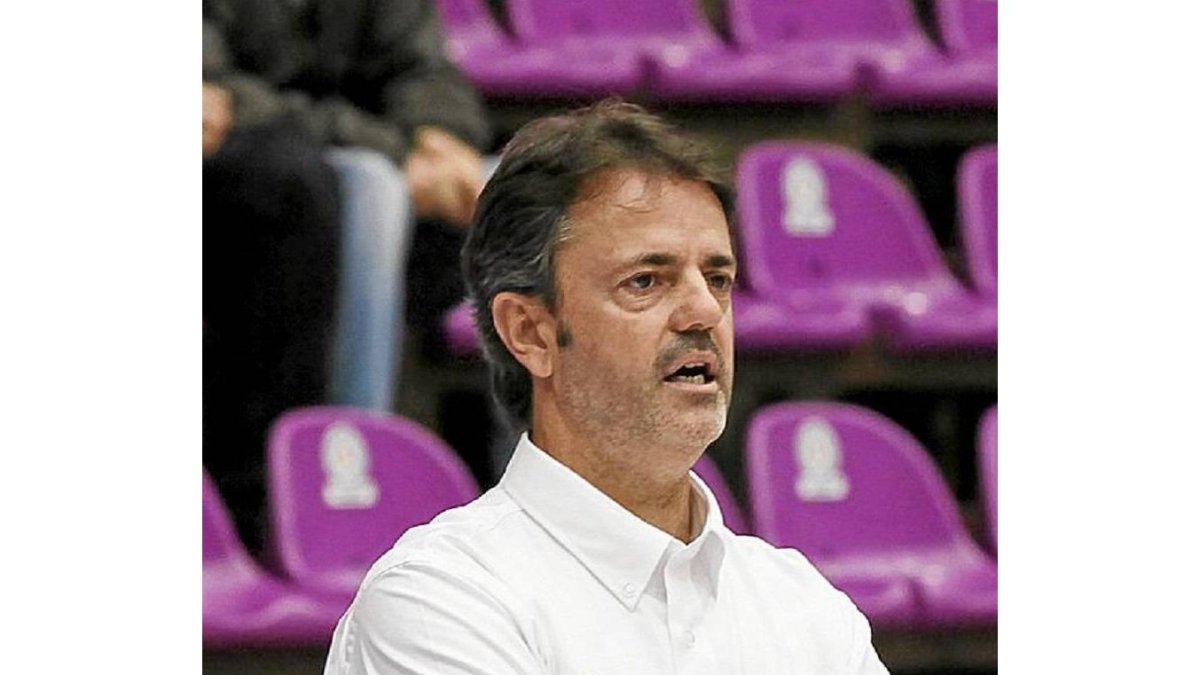 Porfi Fisac, entrenador del MyWigo Valladolid-P. REQUEJO