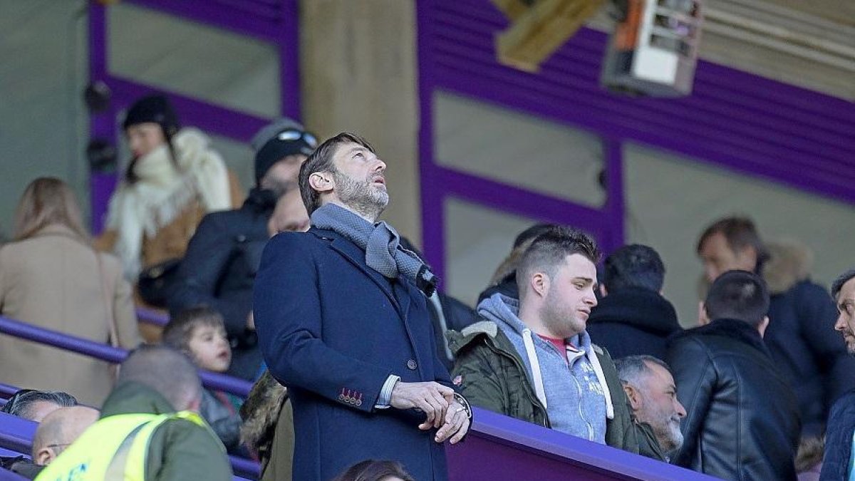 Carlos Suárez mira hacia arriba en el palco de Zorrilla.-PABLO REQUEJO