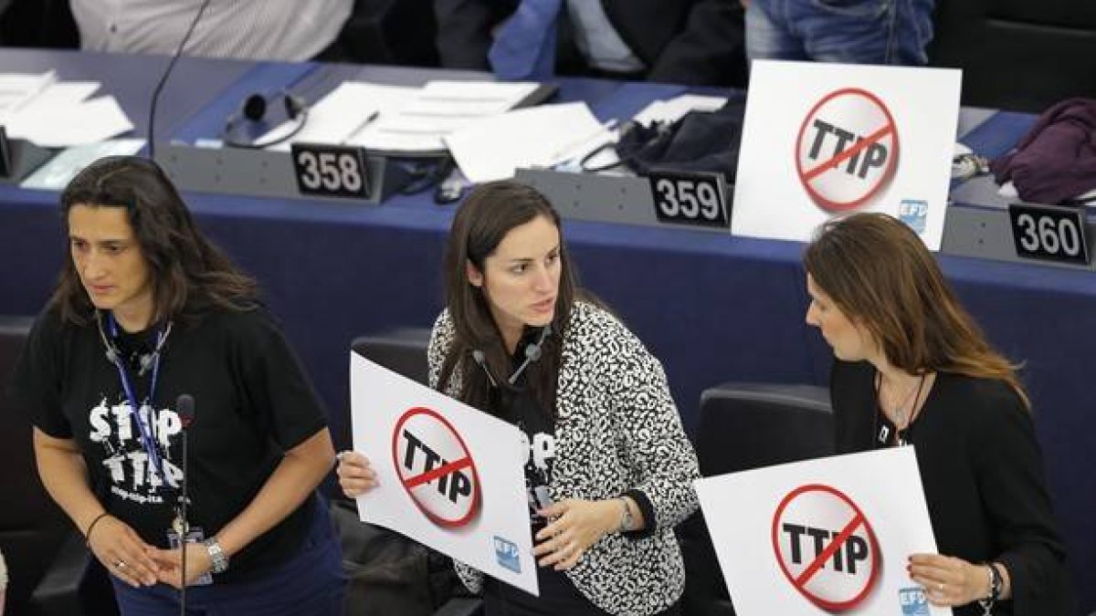 Miembros del Parlamento Europea protestan contra el TTIP en Estrasburgo, el pasado mes de junio.-Foto: REUTERS / VINCENT KESSLER