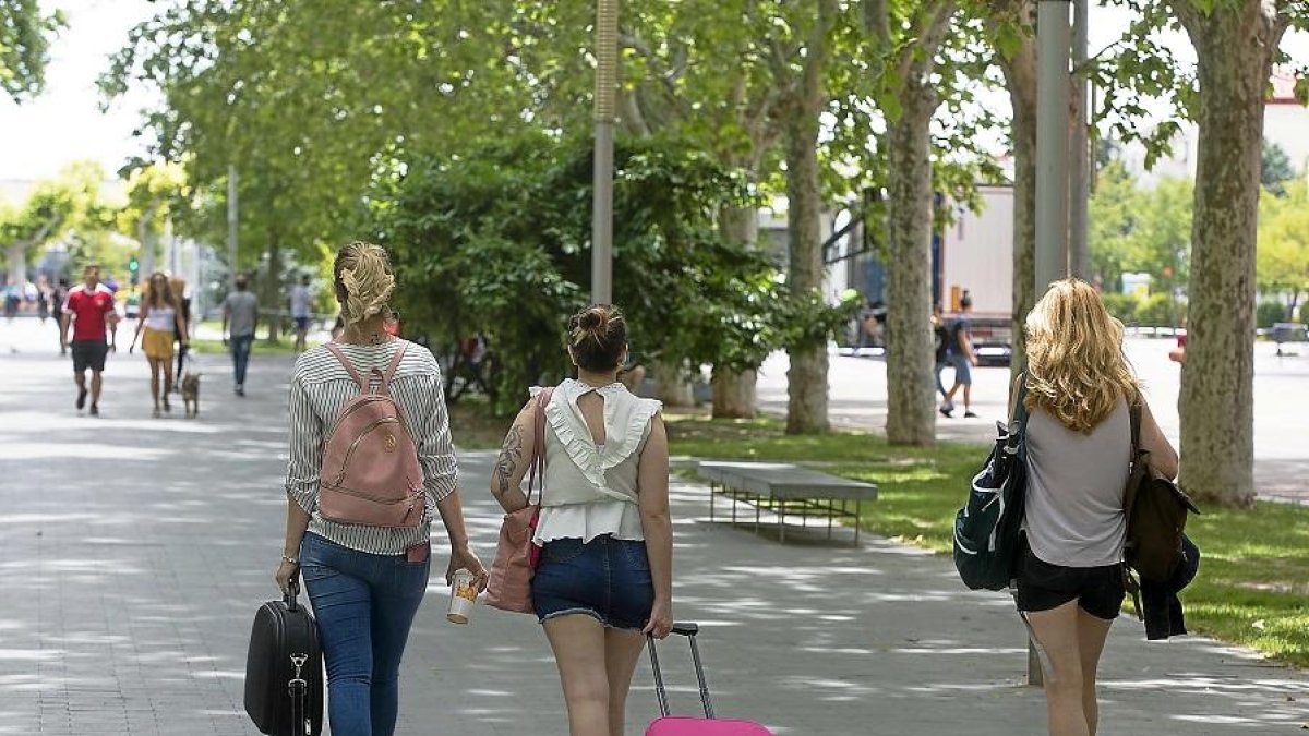 Tres jóvenes turistas por las calles de Valladolid. -E. M.