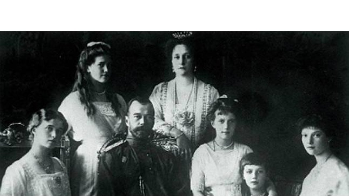 El último zar, Nicolás II, su esposa Alexandra, y sus hijos.-AFP