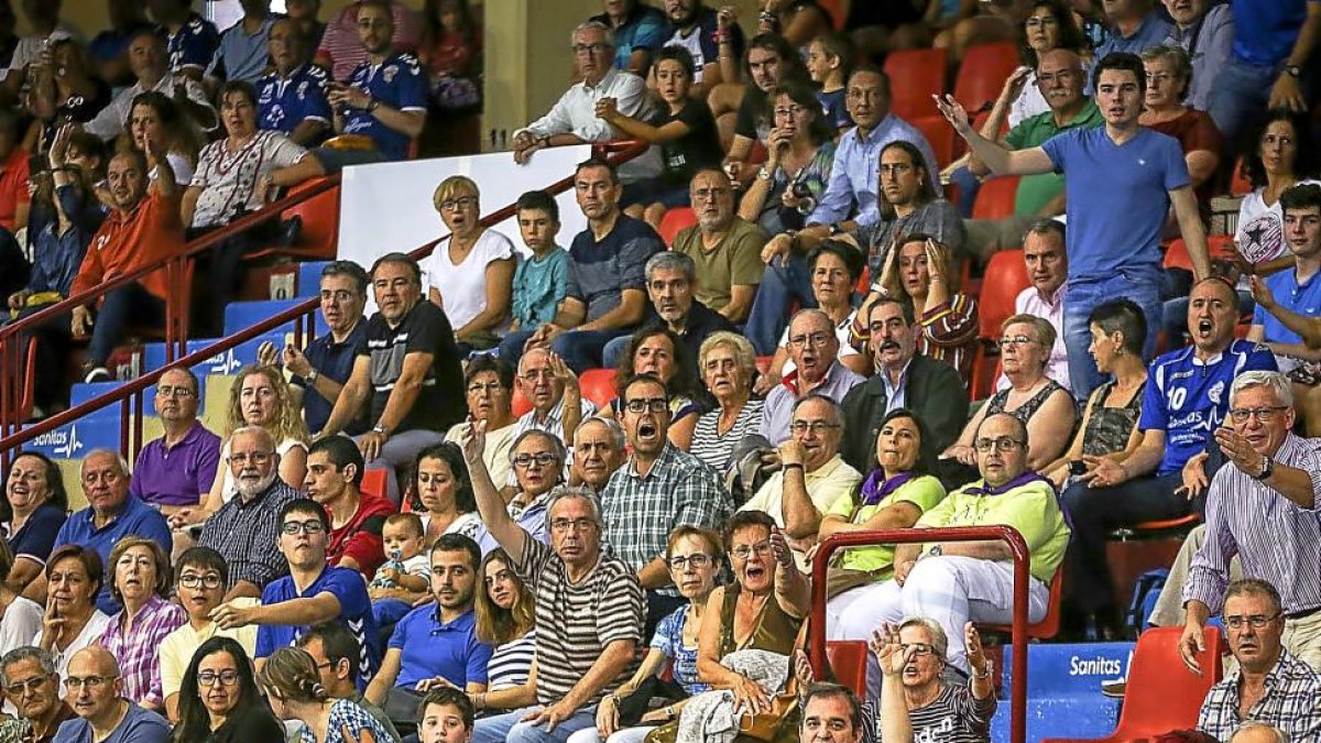 Imagen de una parte de la grada de Huerta del Rey durante el último partido del Recoletas ante Benidorm.-M. A. SANTOS