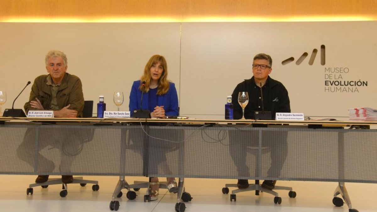 Mar Sancho Sanz, directora general de Políticas Culturales de la Junta; Juan Luis Arsuaga, director científico del Museo de la Evolución Humana (I), y Alejandro Sarmiento, director gerente del Sistema Atapuerca (D)-ICAL