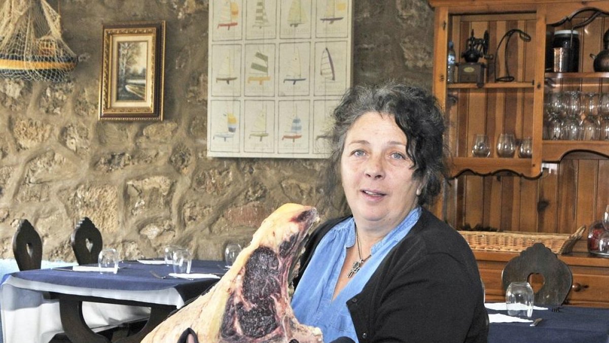 Gemma Blanco ‘acuna’ un costillar de chuletones, una de las especialidades.-VALENTÍN GUISANDE