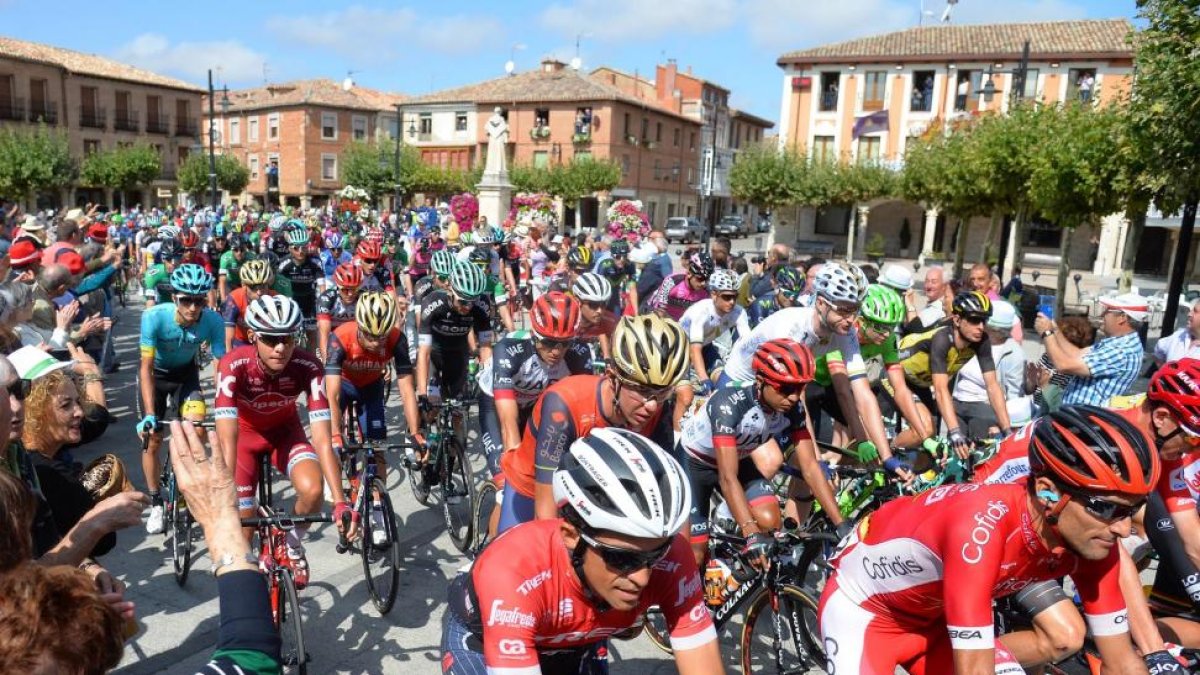 La localidad de Villadiego (Burgos) acoge la salida de la 17 ª etapa de la Vuelta Ciclista a España que finaliza en el puerto inédito de Los Machucos (Cantabria), tras recorrer 180,5 kilómetros.-ICAL