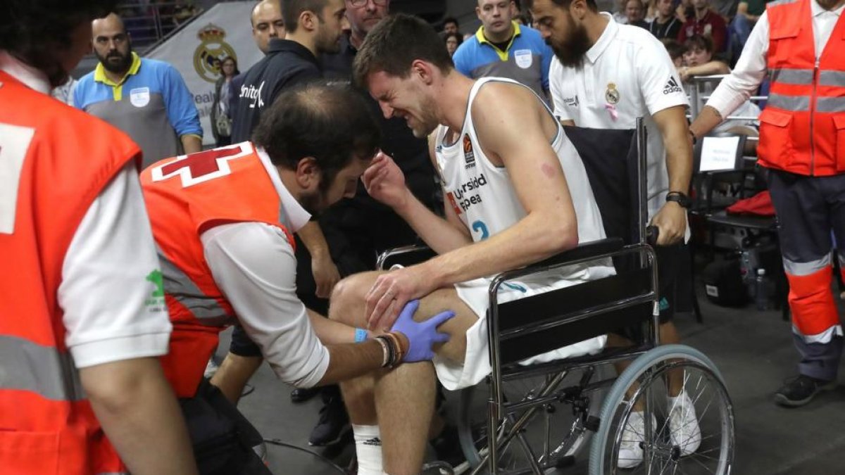 Ognjen Kuzmic abandona la cancha en silla de ruedas tras lesionarse.-KIKO HUESCA / EFE