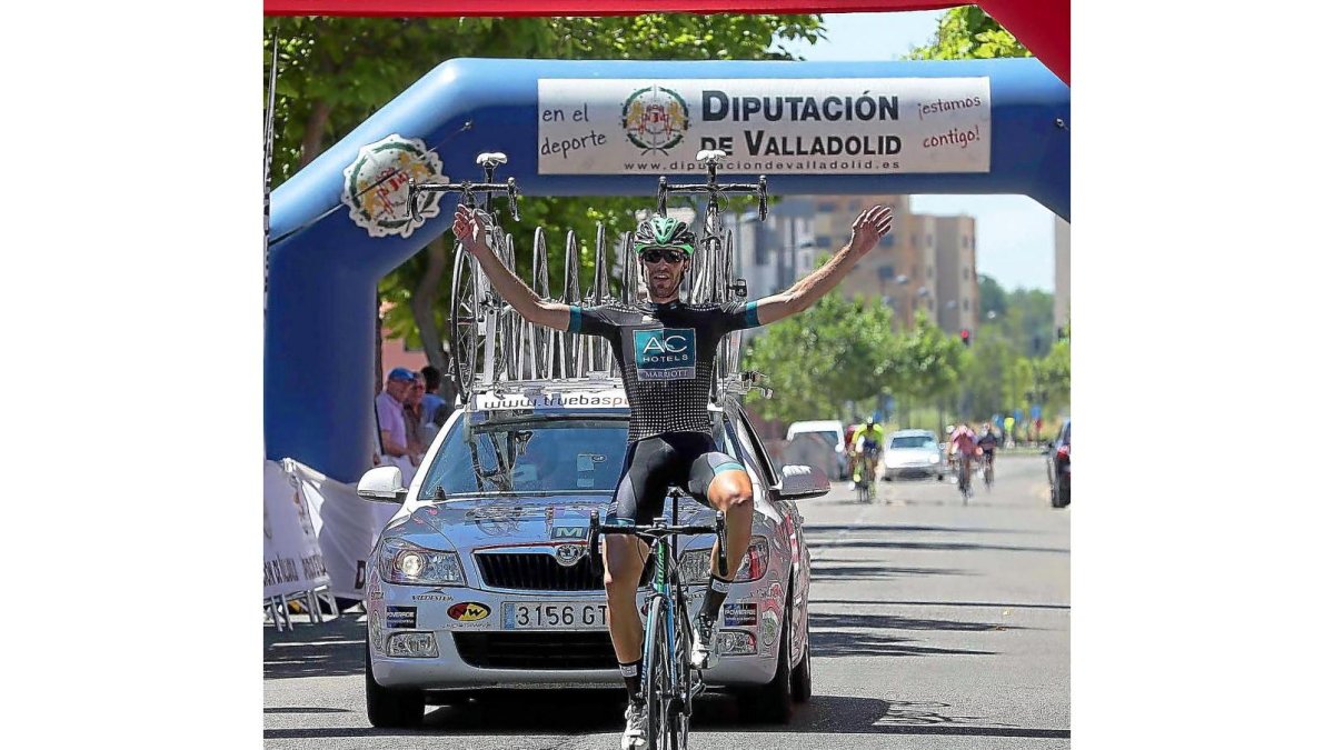 José Larrea celebra su victoria en el Trofeo Virgen del Carmen, ayer en Valladolid.-BALCAZA
