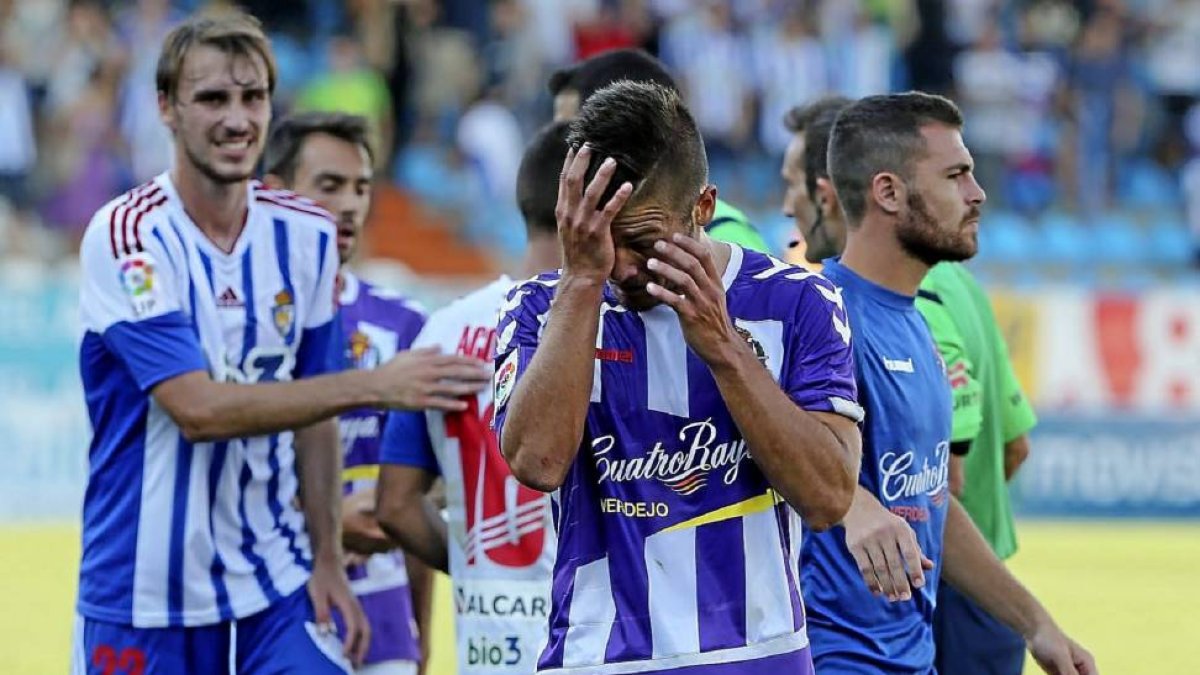 Diego Rubio se retira cabizbajo al término del partido disputado ayer entre la Ponferradina y el Valladolid en El Toralín-Luis de la Mata.