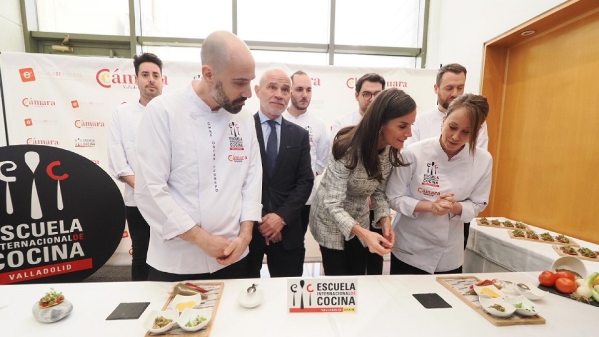 La Reina Leticia, en la Escuela Internacional de Cocina en Valladolid. E.M.