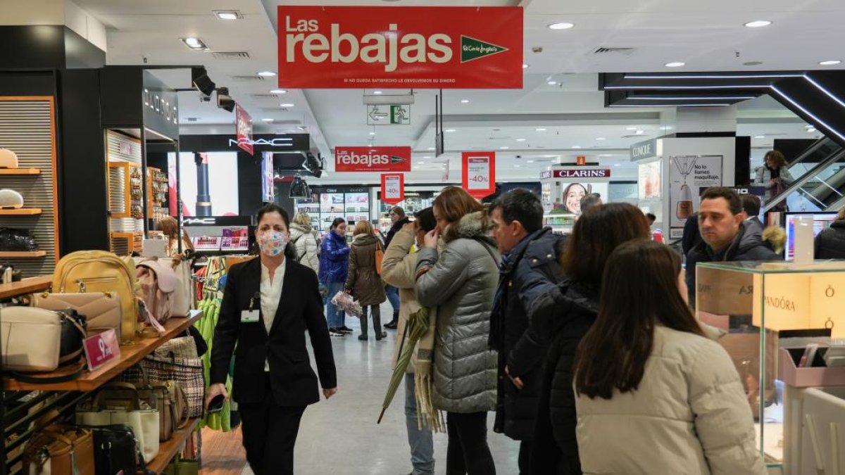 Una imagen de archivo del inicio de las rebajas en Valladolid. J.M. LOSTAU