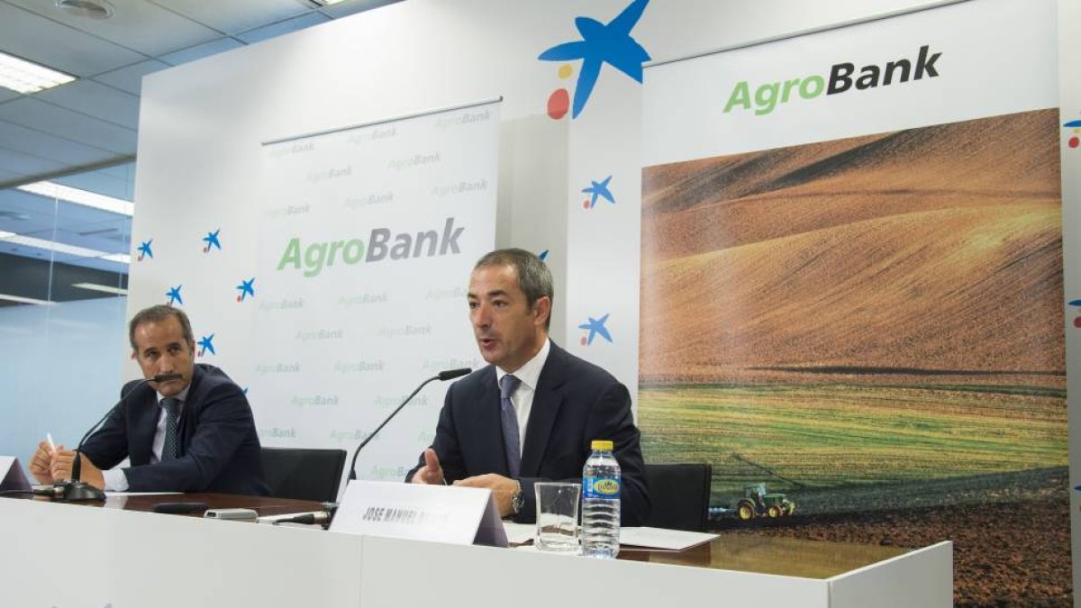 El director territorial de CaixaBank en Castilla y León-Asturias, José Manuel Bilbao (D), y del director de banca de particulares y segmento agrario, Enrique Muñoz (I)-Ical