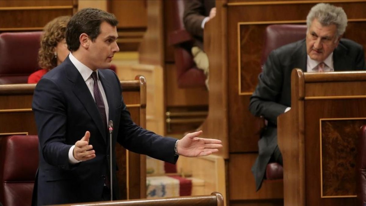 El presidente de Ciudadanos, Albert Rivera, durante una sesión de control en el Congreso-JOSE LUIS ROCA