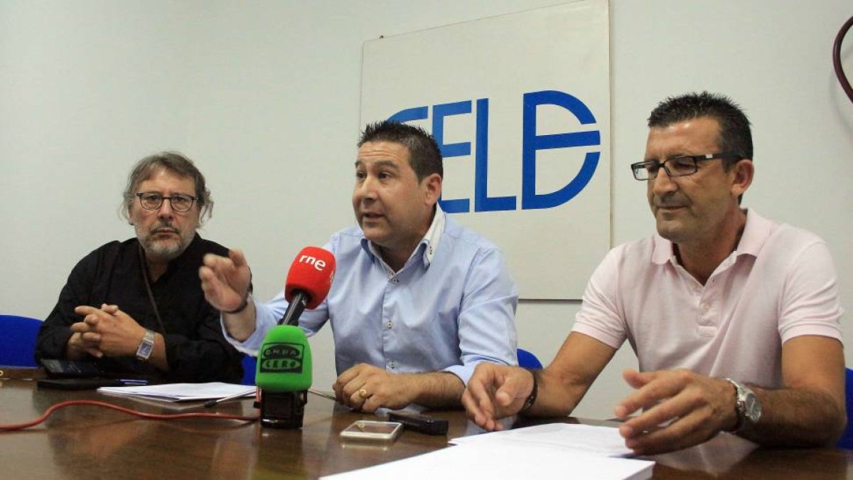 l procurador autonómico de UPL, Luis Mariano Santos, y el secretario comarcal, Melchor Moreno, presentan la Proposición no de Ley que solicita una delegación de Tráfico en El Bierzo-Ical