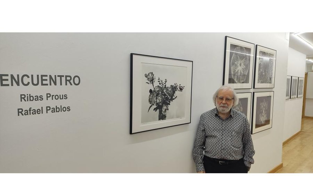 Rafael Pablos junto a sus fotografías