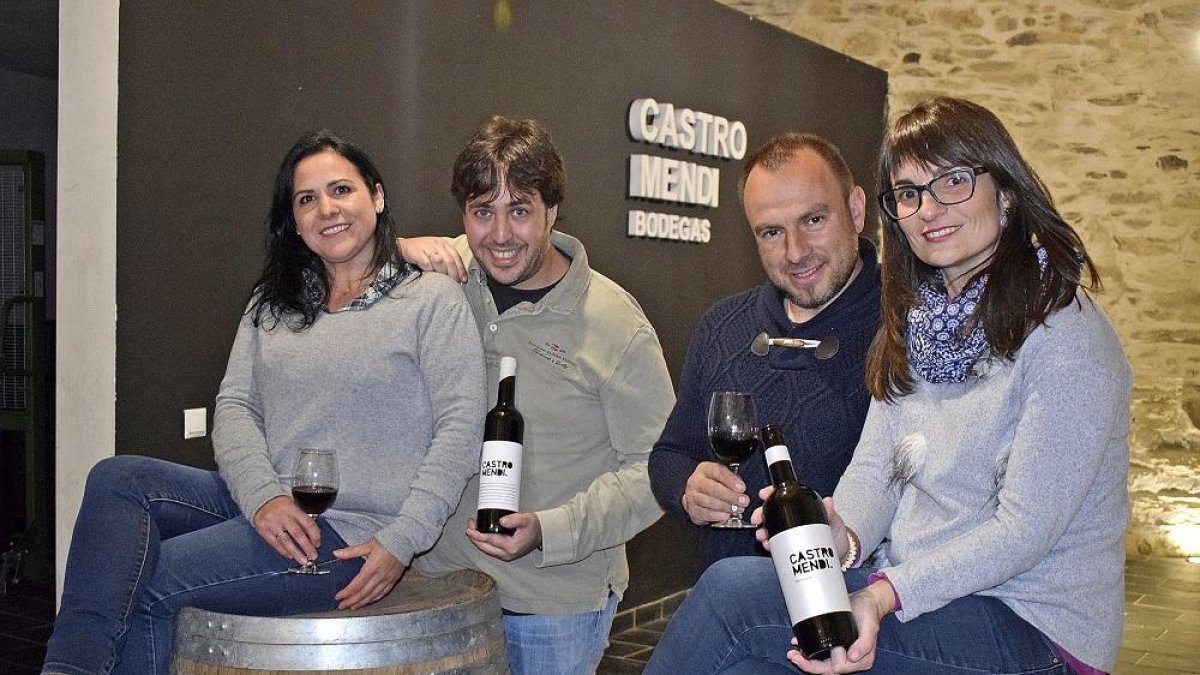 De izquierda a derecha Carmen, Domingo, David y Begoña en la entrada de Bodegas Castro Mendi en San Blás de Aliste.-