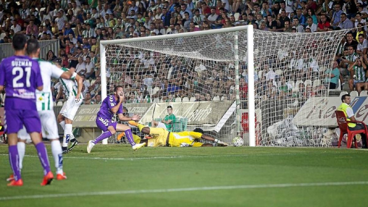 Razak se lanza junto al poste en una de las pocas ocasiones del Valladolid.-Photo-deporte