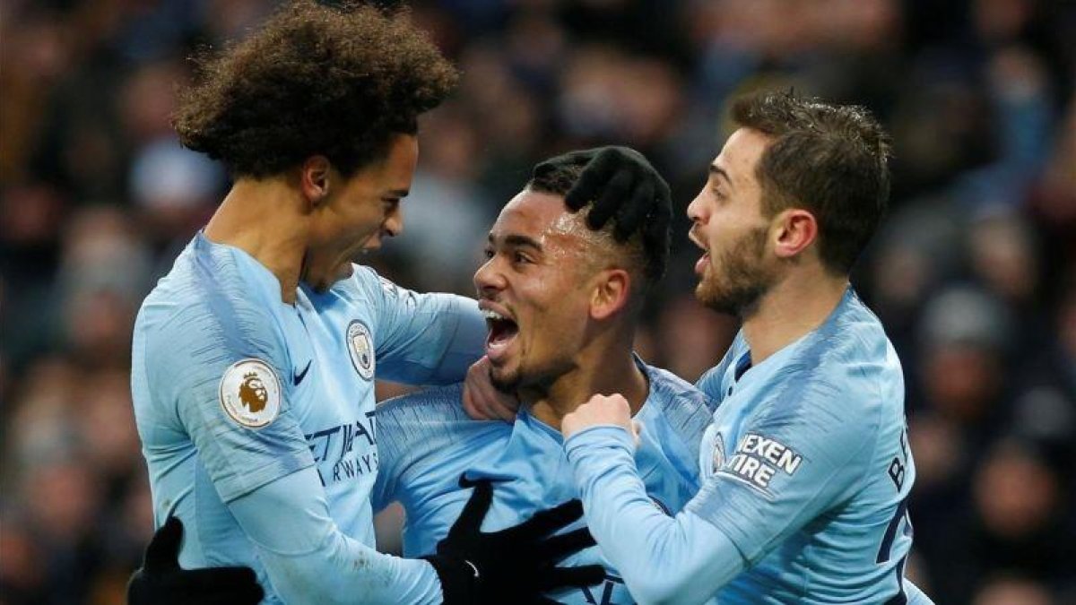 Gabriel Jesús, con un peculiar peinado, es felicitado por Leroy Sane y Bernardo Silva.-REUTERS / ANDREW YATES