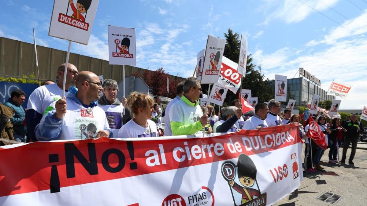 Los trabajadores de Dulciora se concentran en la sede de la empresa en el polígono de San Cristóbal-ICAL