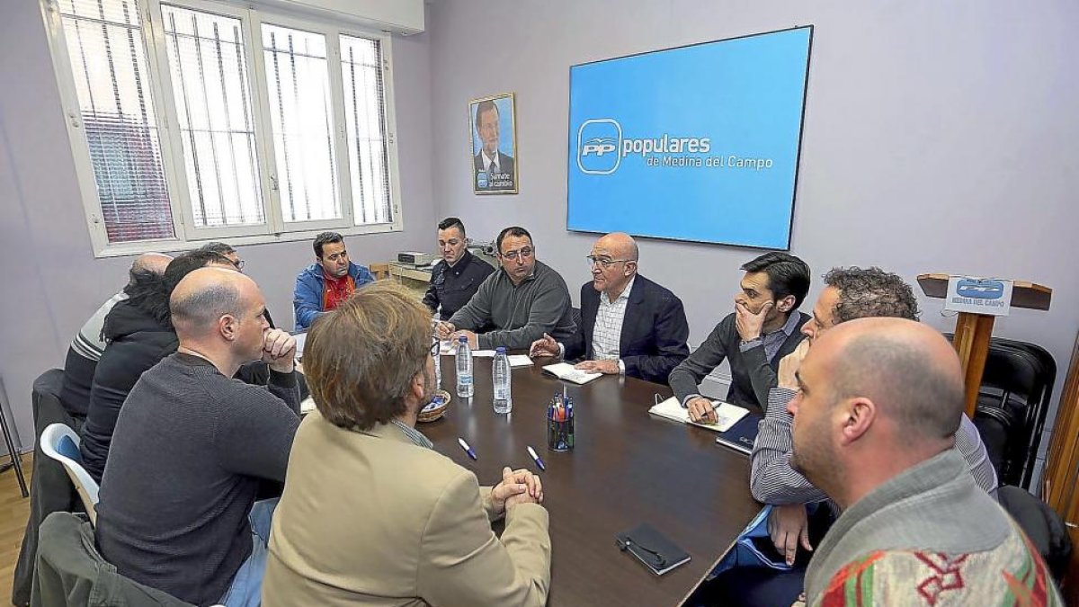 El presidente de la Diputación y del Partido Popular de Valladolid, Jesús Julio Carnero, en la reunión de ayer con el comité de empresa de Made.-ICAL