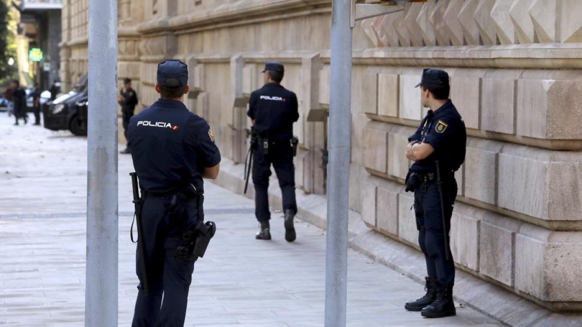 Varios policías nacionales frente al Tribunal Superior de Justicia de Cataluña.-ANTONIO MORENO