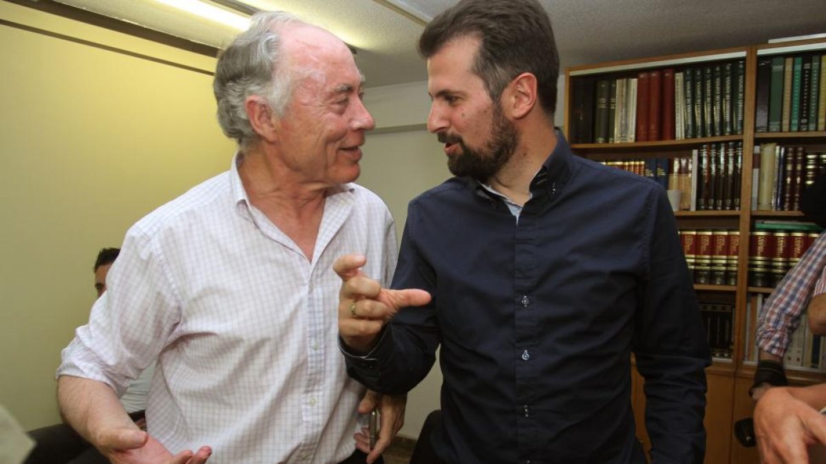 El precandidato a la Secretaría General del PSCyL, Luis Tudanca saluda al veterano socialista Heliodoro Gallego,antes del encuentro con militantes socialistas de Palencia-BRÁGIMO