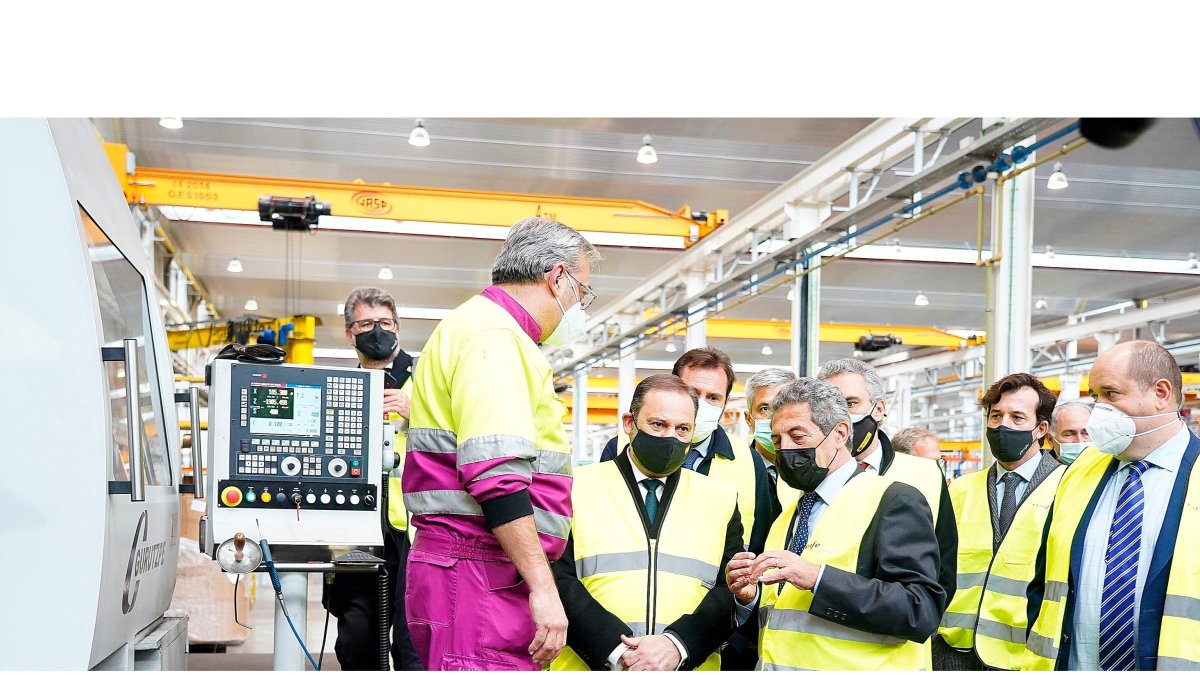 El ministro José Luis Ábalos escucha las explicaciones durante su visita a los talleres de Renfe. ICAL