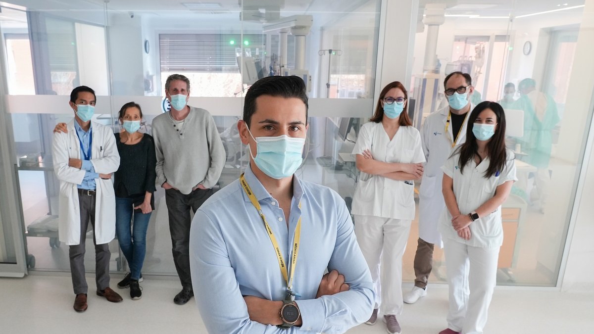 Santiago Cepeda, Rosario Sarabia, Iñaki Arrese, Sergio García (en el centro), Ana María Olmos, Pedro Enríquez y Marta García en el Hospital Universitario Río Hortega de Va,lladolid. J. M. LOSTAU
