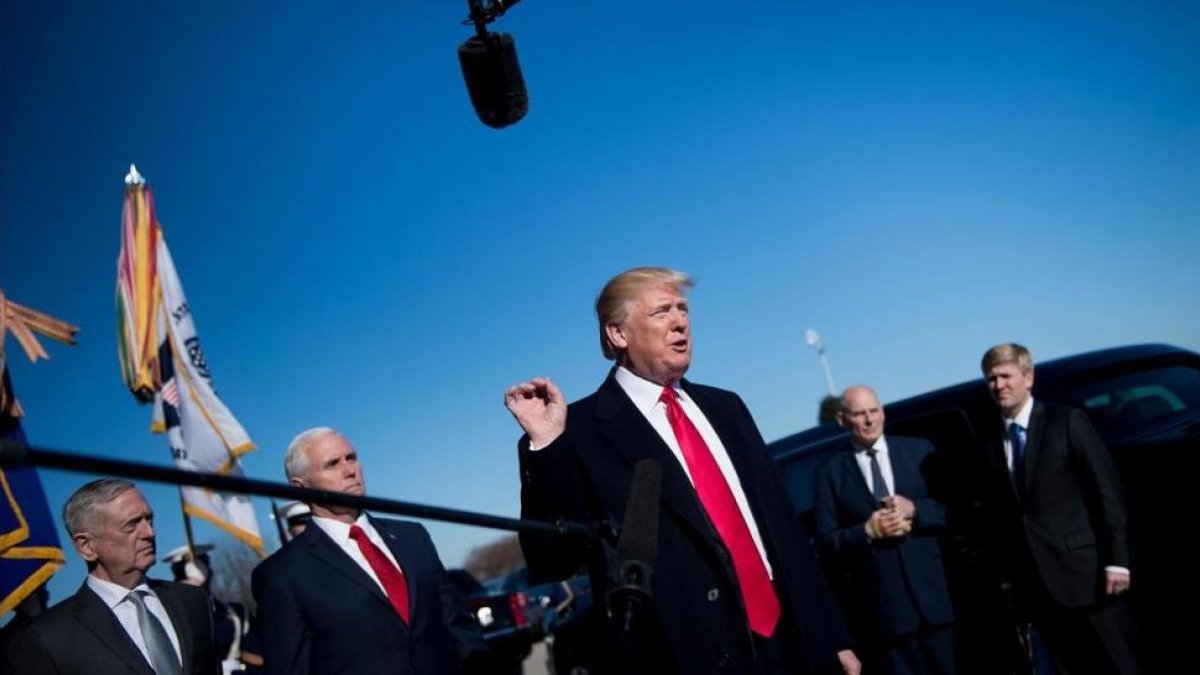 Trump habla a la prensa antes de presidir una reunión en el Pentágono.-AFP / BRENDAN SMIALOWSKI
