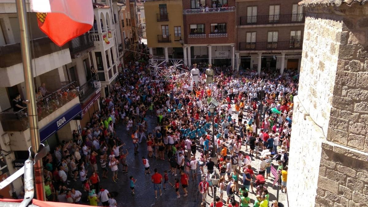 Estado de la Plaza de España en Peñafiel tras el chupinazo ayer.-E.M.