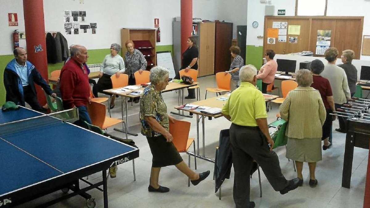 Vecinos de Cigales participan en un taller sobre higiene postural y prevención de caídas-El Mundo