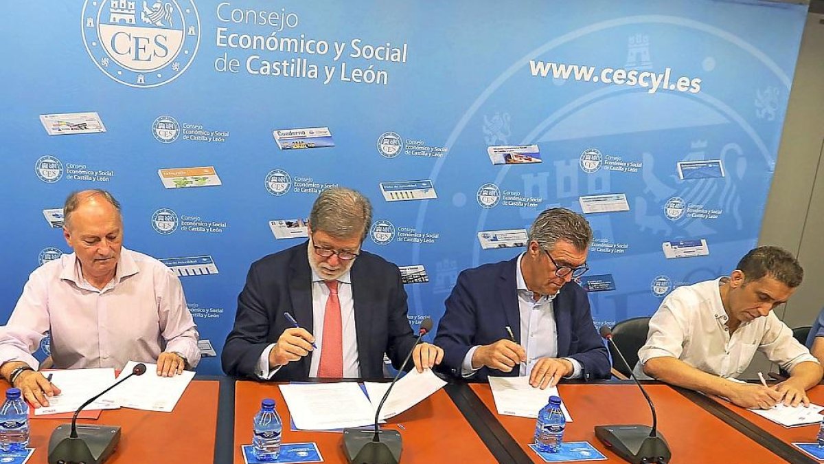 Temprano, Aparicio y Andrés, en julio en la firma de la Trasposición del Acuerdo de Negociación a Castilla y León.-ICAL